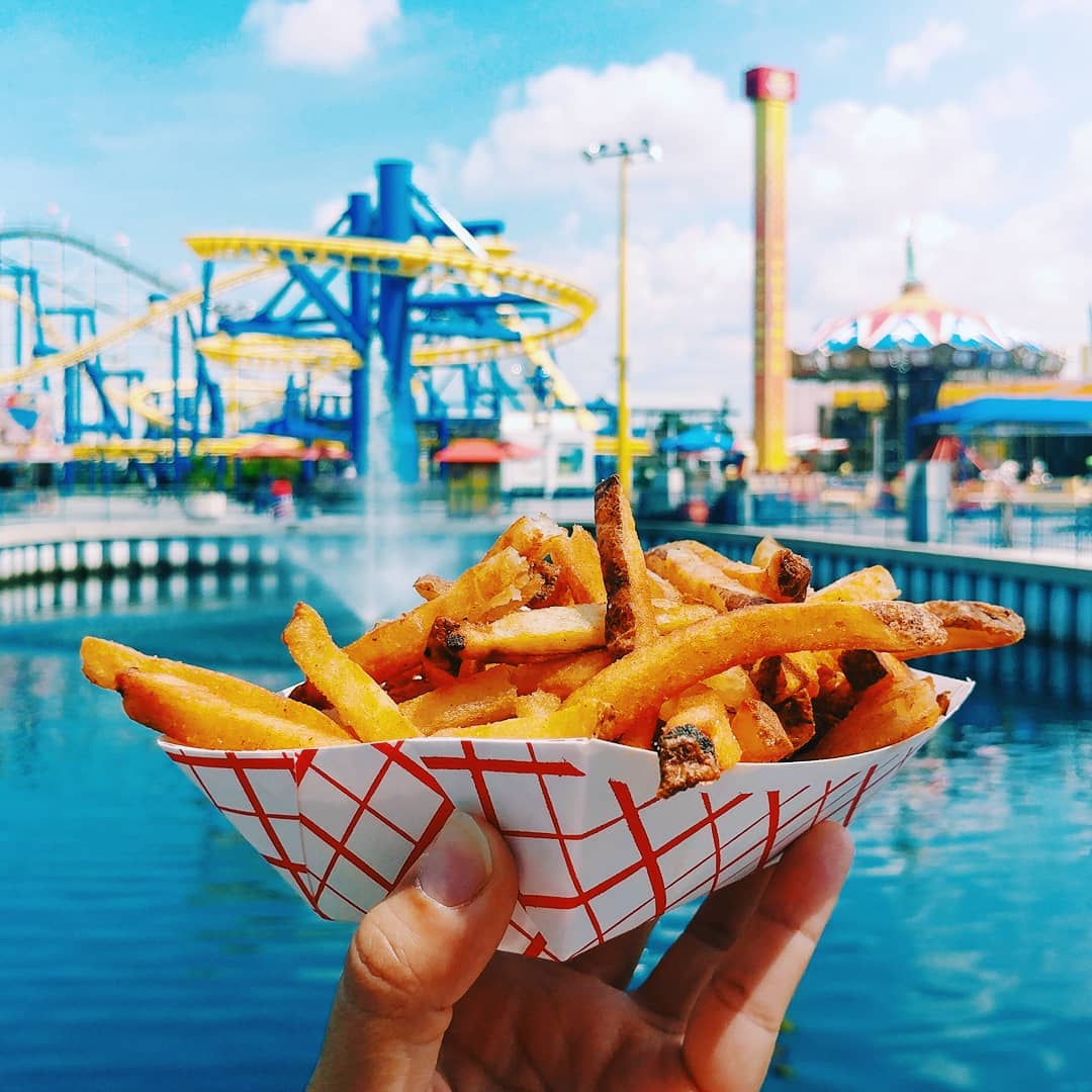 Delicious looking boardwalk-style french fries at Fun 亚洲第一飞艇幸运168体彩综合平台 Spot